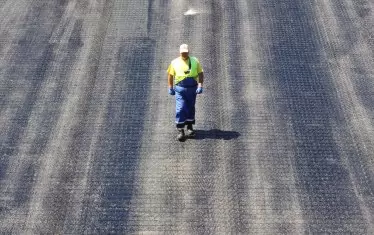 Добрата световна практика изисква в горния слод да се влагат фракции от магмени скали.