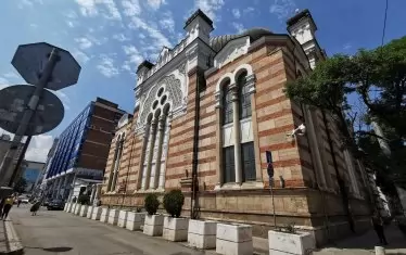 Прокурори търсят кой е разлепил некролози на Хитлер върху синагогата