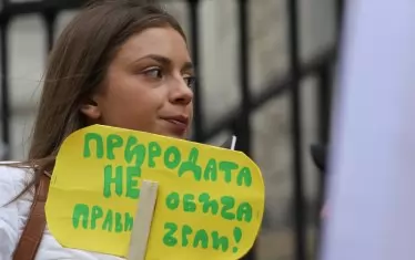 Много от демонстрантите носеха саморъчни плакати