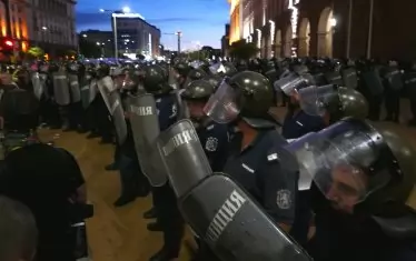  В началото на протестите по площадите бяха стоварени всякакви видове тежковъоръжени полицейски сили