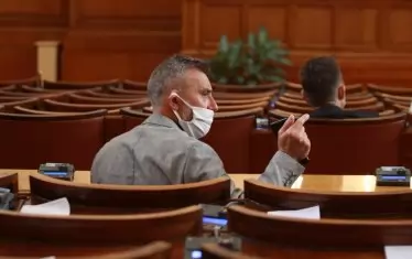  Вельов сложи маска, сядайки на банките.