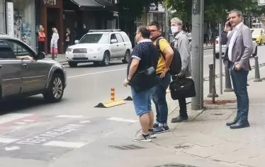 Най-после, от немай къде, светофарът светна червено пред Владислав Горанов.