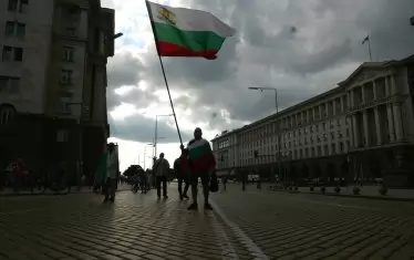 В това време площадът оредя.
