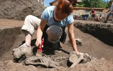 Археолози откриха гробове на 8000 г. под бъдещ блок в Слатина