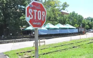 На трасето при гара Пионер е стоварена строителна техника. 