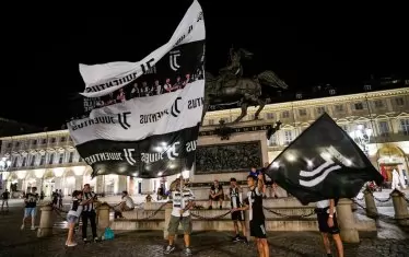 В центъра на Торино нямаше големи тържества заради изискванията за социална дистанция, а феновете, които бяха дошли да празнуват, стриктно спазваха разстоянието помежду си.