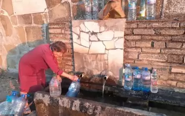 Има обществени чешми в Караисен, от които все пак тече вода. На тях настава чудна гледка.