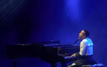 Джон Леджънд е бил сред най-активните музиканти в периода на социална изолация - той е номиниран и за изпълнение на живо, и за най-добър клип в домашни условия.