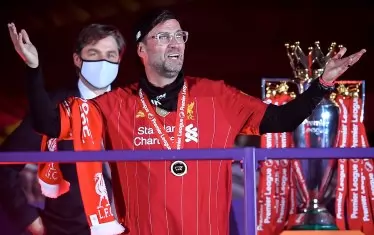 Мениджърът Юрген Клоп жестикулира при награждаването по-скоро към многомилионната тв аудитория.