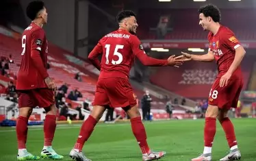 Алекс Окслейд-Чембърлейн (в средата) споделя радостта си с Роберто Фирмино (вляво) и Къртис Джоунс, след като е оформил крайния резултат срещу "Челси" - 5:3.