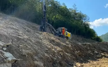 Взривяват, изравят. 