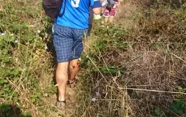  Август, 2016 г. Граждани на път към плажа през диви пътеки. 