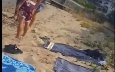  През 2016 г. плажът е бил с фин пясък, сега е с чакъл. "Демократична България" ще сигнализират прокуратурата за подмяната на пясъка, като според тях така е избегнат въпросът защо плажът не се концесионира. 