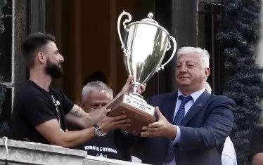 Капитанът Димитър Илиев връчва купата на кмета на Пловдив Здравко Димитров.