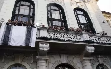 Играчите и шефовете на "Локомотив", скупчени на терасата на кметството.