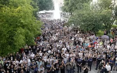 Стълпотворението от фенове на "Локо" (Пд) пред сградата на общината.