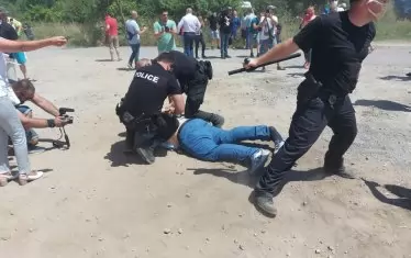 Иво Мирчев (на земята) води борба.  