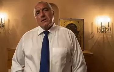 Страдалец, икона, лампи като свещи с огънчета надежда... Борисов и екипът му се раздават на макс тия дни.