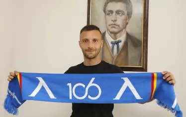 Орлин Старокин позира с шалче на "Левски", след като се завърна в тима.