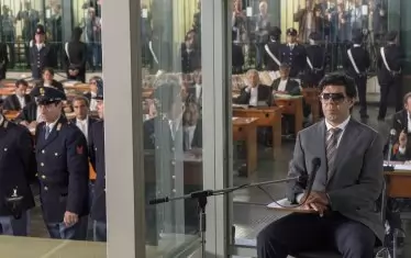 Съдебната зала като съвременен Колизеум, където се раздават смърт и милост. На преден план е Бушета (Пиерфранческо Фавино).