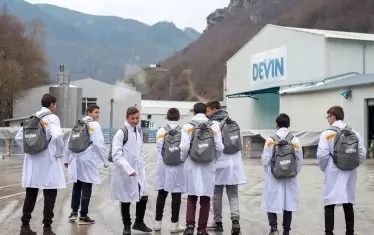 Ученици от гимназията по време на учебна практика