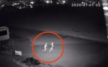 На охранителните камери се виждат двамата добре екипирани злосторници, които са се запитили към игрището на "Раковски".