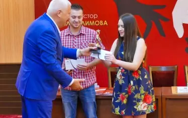 Нургюл Салимова получава своите призове от домакина на събитието.