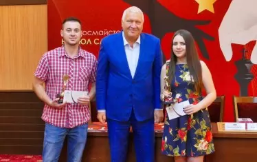 Димитров и Салимова позират за спомен с Васил Антонов.