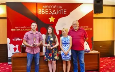 Инициаторът на мача Живко Жеков (вдясно) и съдията Венета Петкова (до него) с двамата съперници.