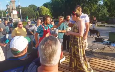 Напрежението на Орлов мост се покачи отново след като мъж заля жена от протеста.