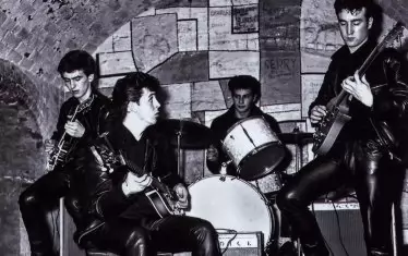  "Бийтълс" в "Кавърн" през 1961 г., преди присъединяването на Ринго. 