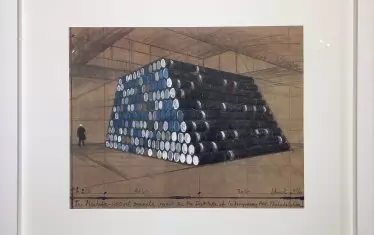 Кристо и Жан-Клод, "Мастаба" (1998). За тази офсетова литография 45 х 58 см СГХГ е платила 5485 лв. За сравнение през 2010 галерията е купила "Пиета" (2008) на Светлин Русев - маслени бои на платно върху шперплат, 100 х 100 см, за 10 000 лв.