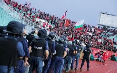 Полицията бди около сектор Г, където бе скупчена агитката на "ЦСКА-София", за да не бъде допуснат нов опит за нахлуване на терена.