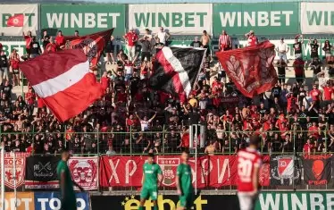 И в този мач публиката не се съобразяваше много с изискванията на здравното министерство за социална дистанция. На снимката: Агитката на "ЦСКА-София".