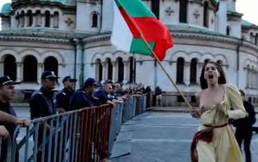 Емблематичната "Разголена Свобода" от лятото на 2013 г., тоест актрисата Таня Илиева, се оказа дъщера на висшия кадър на ГЕРБ Дамян Илиев.