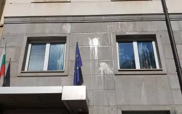 "Уважение заслужава и трудът на хигиенистите, на които се дължи почистването на фасадата от хвърляните по време на протеста хранителни продукти", обяви пресслужбата на Цацаров.