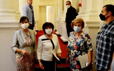 Борисов успя да се обгради със съгласни депутатки, безмълвни министри и, очевидно - с доктори, които се възхищават на осовата му линия.