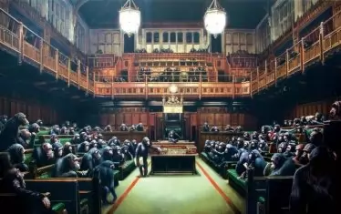 Devolved Parliament - най-голямото живописно платно на известния графити художник Банкси. На картината Камарата на общините в Лондон е изобразена като пълна с шимпанзета, а не с депутати. 