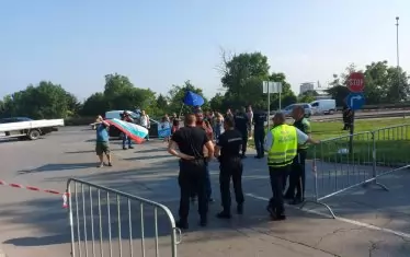  Протестиращи започнаха да се събират край резиденцията часове преди старта на съвещанието.