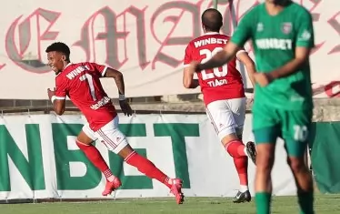 Енрике Рафаел (вляво) се е втурнал да се радва, след като е открил резултата за "ЦСКА-София" във Враца.
