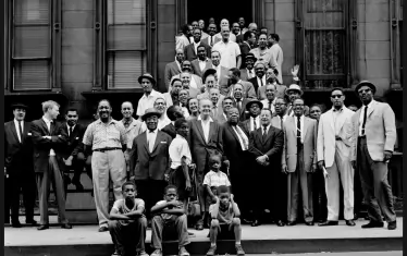 В началото на фотосесията и местните деца са още само три.