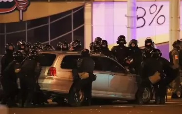 Двайсетина души от специалните сили преместват кола, която е блокирала движението на един от централните булеварди.