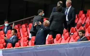 Сред малкото официални лица в ложите бе и министър-председателят на Португалия Антониу Коща, който не пропусна да си направи снимки за спомен.