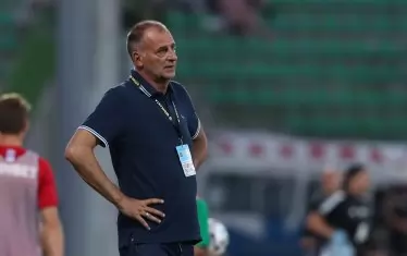 Треньорът на "Ботев" (Вр) Антони Здравков се ядосва на отиграване на отбора си.