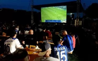 Привържениците на "Аталанта" бяха ограничени да гледат мача на тв екрани в Бергамо, като трябваше да бъдат седнали на номерирани и достатъчно отдалечени една от други маси, на които седяха до четирима души.