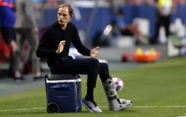 През целия мач контузеният в левия глезен треньор на "Пари Сен Жермен" Томас Тухел съпреживяваше случващото се на терена седнал край тъчлинията върху контейнер за лед.