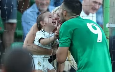 Даниел Генов целува жена си и детето си след своя гол за "Ботев" (Вр).