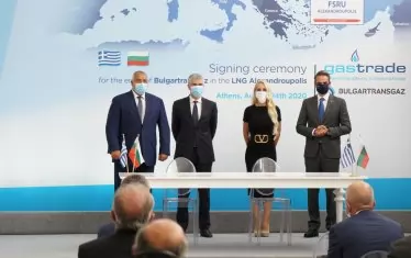  Борисов (вляво) и Мицотакис (вдясно) след подписването.