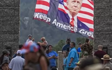 Привърженици на Тръмп веят знамена в негова подкрепа на честванията на националния празник в Южна Дакота през юли.