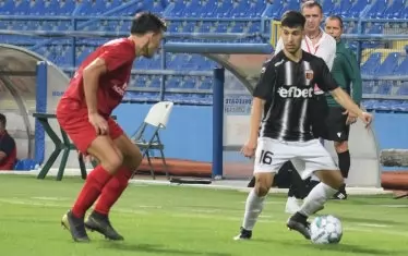 Треньорът на "Локомотив" (Пд) Бруно Акрапович (на заден план) наблюдава как бразилеца Лукас Салинас (вдясно) атакува към вратата на "Искра".